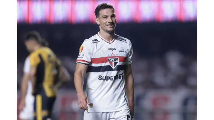 SP - SAO PAULO - 03/03/2025 - PAULISTA 2025, SAO PAULO X NOVORIZONTINO - Cedric Soares jogador do Sao Paulo durante partida contra o Novorizontino no estadio Morumbi pelo campeonato Paulista 2025. Foto: Marcello Zambrana/AGIF