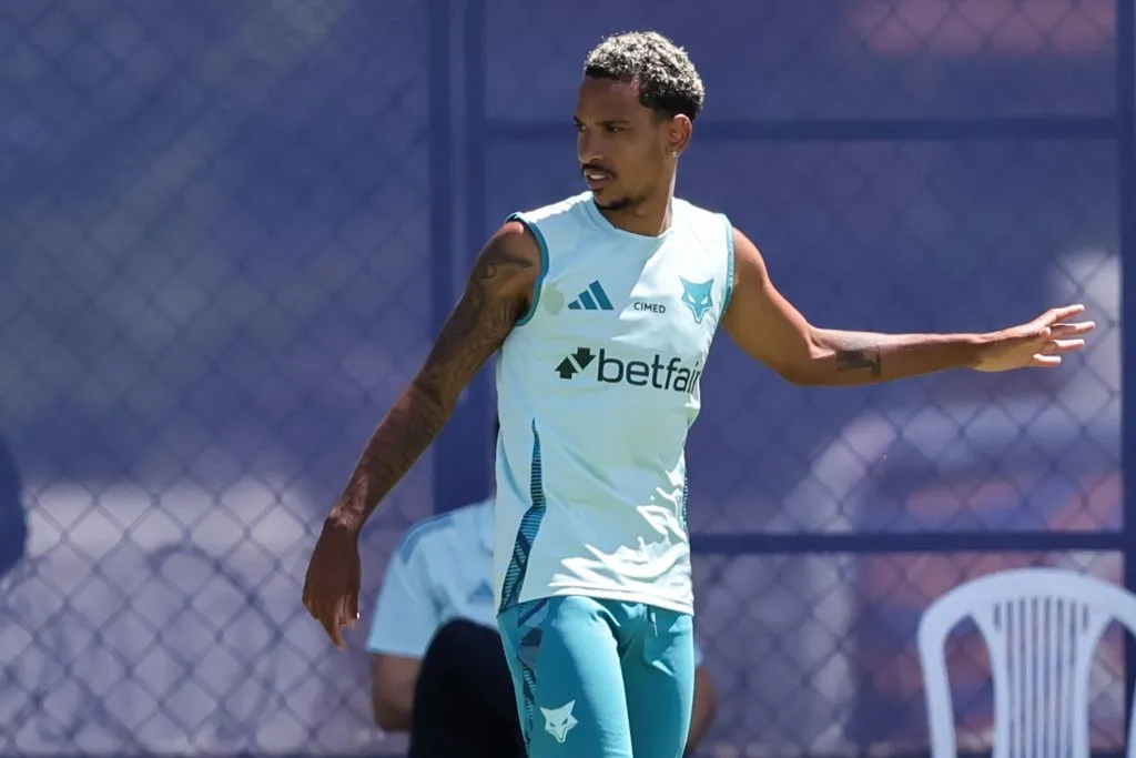 Meio-campista em treino pela Raposa. Foto: Gilson Lobo/AGIF