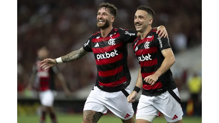 RJ - RIO DE JANEIRO - 22/02/2025 - CARIOCA 2025, FLAMENGO X MARICA - Leo Ortiz jogador do Flamengo comemora seu gol com Leo Pereira jogador da sua equipe durante partida contra o Marica no estadio Maracana pelo campeonato Carioca 2025. Foto: Jorge Rodrigues/AGIF