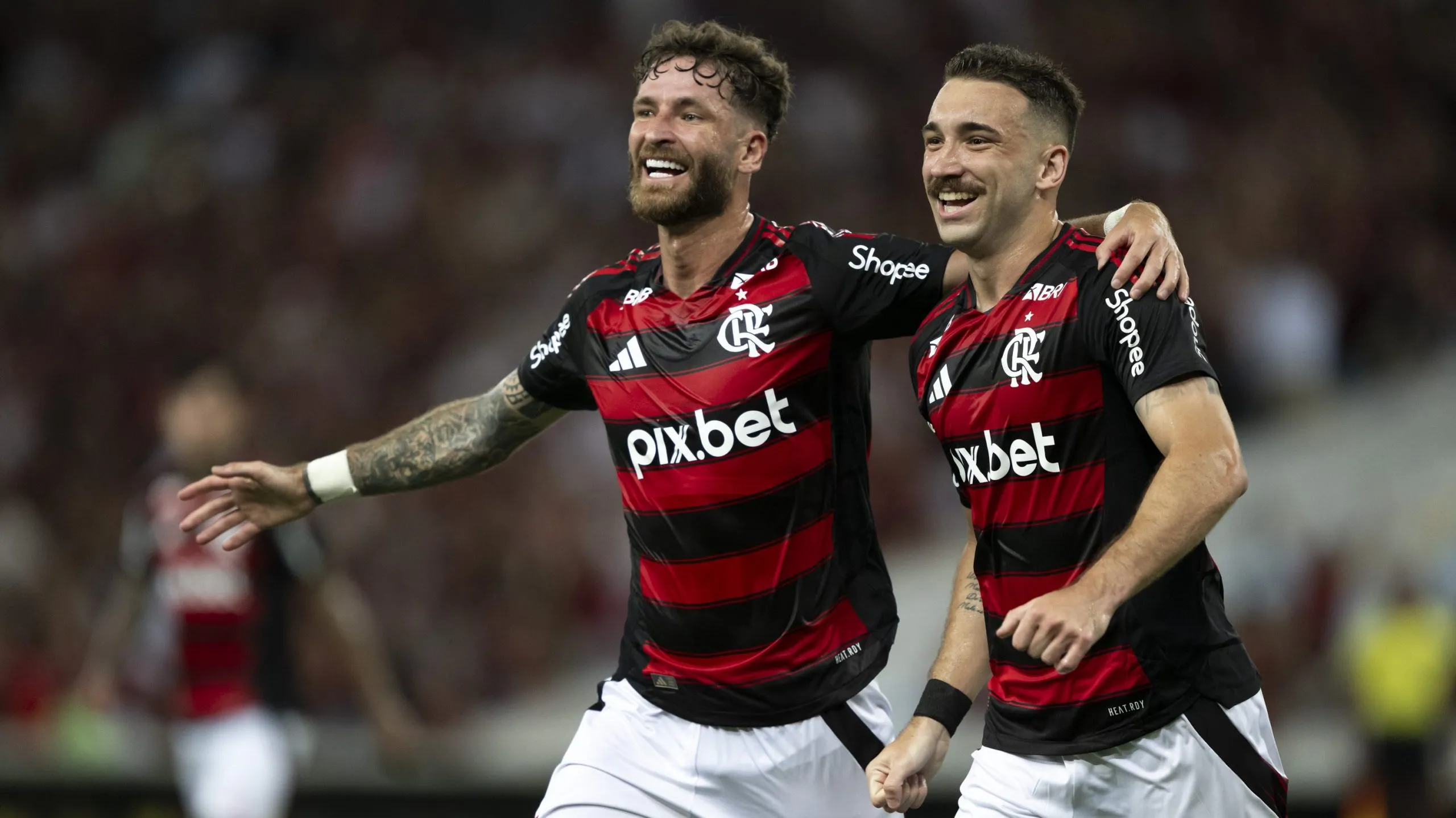 Leo Ortiz, jogador do Flamengo comemora seu gol com Leo Pereira durante partida contra o Marica no estadio Maracana pelo campeonato Carioca 2025. Foto: Jorge Rodrigues/AGIF