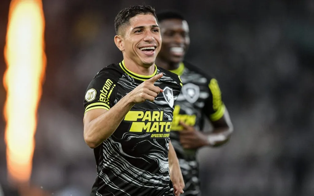 RJ – RIO DE JANEIRO – 05/11/2024 – BRASILEIRO A 2024, BOTAFOGO X VASCO – Savarino jogador do Botafogo comemora seu gol durante partida contra o Vasco no estadio Engenhao pelo campeonato Brasileiro A 2024. Foto: Thiago Ribeiro/AGIF