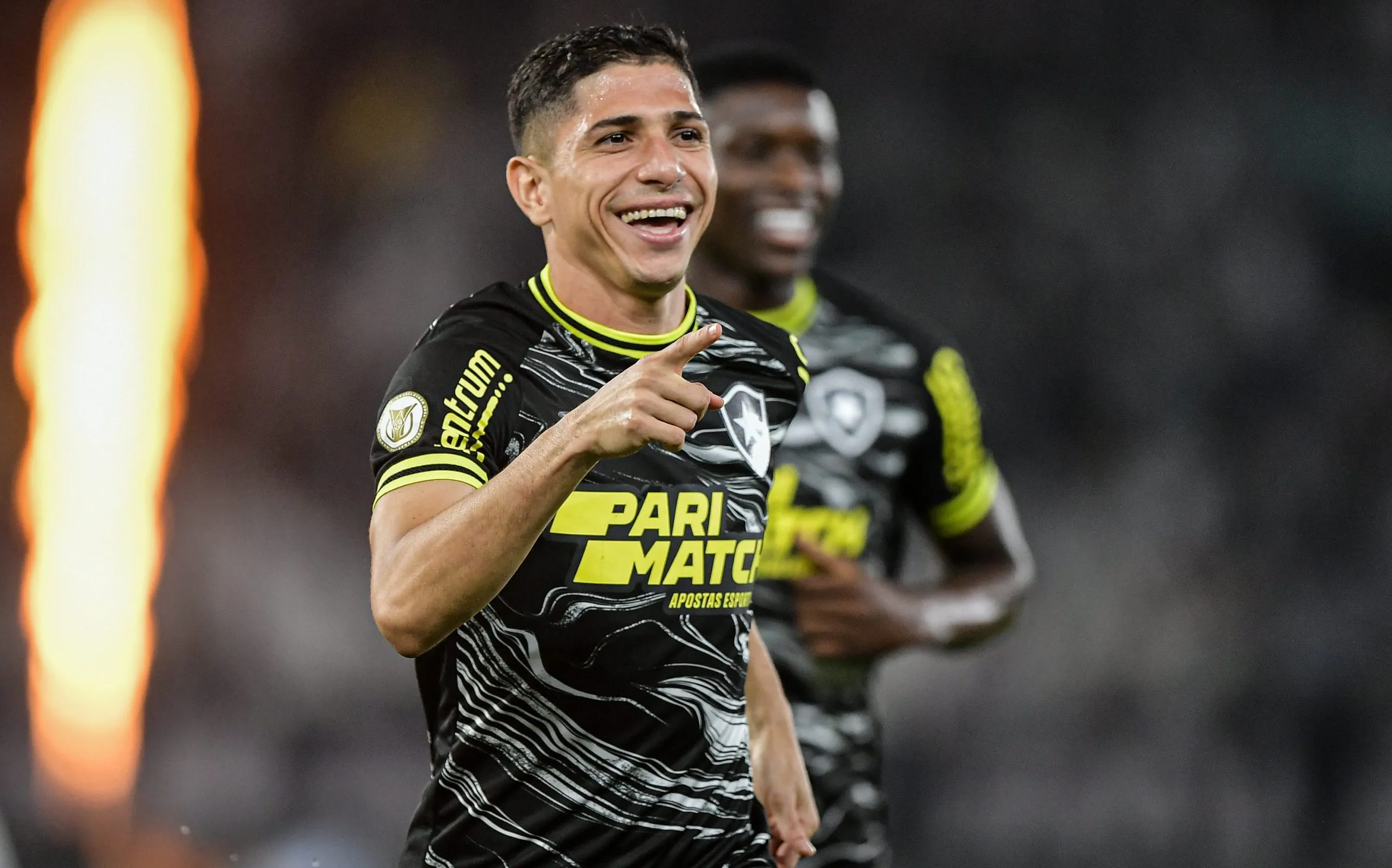 Savarino, jogador do Botafogo comemora seu gol durante partida contra o Vasco no estadio Engenhao pelo campeonato Brasileiro A 2024. Foto: Thiago Ribeiro/AGIF