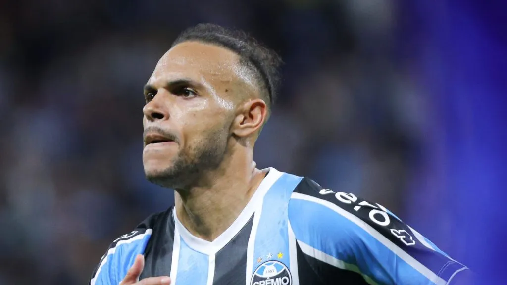 Martin Braithwaite jogador do Gremio comemora seu gol durante partida contra o Fortaleza no estadio Arena do Gremio pelo campeonato Brasileiro A 2024.