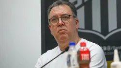 Marcelo Teixeira durante coletiva após partida na Vila Belmiro.