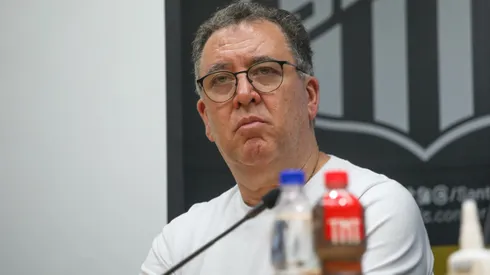 Marcelo Teixeira durante coletiva após partida na Vila Belmiro.