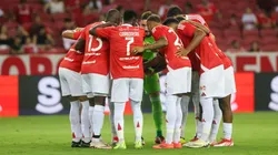 Jogadores do Internacional reunidos em campo antes de partida válida pelo Gauchão. Foto: Ricardo Duarte/Internacional.