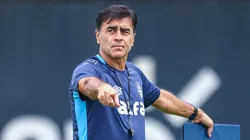 Quinteros busca arrumar a defesa do clube