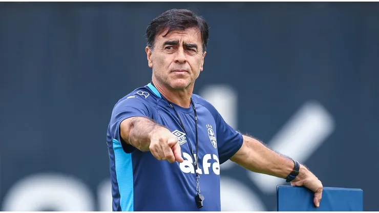 Quinteros busca arrumar a defesa do clube