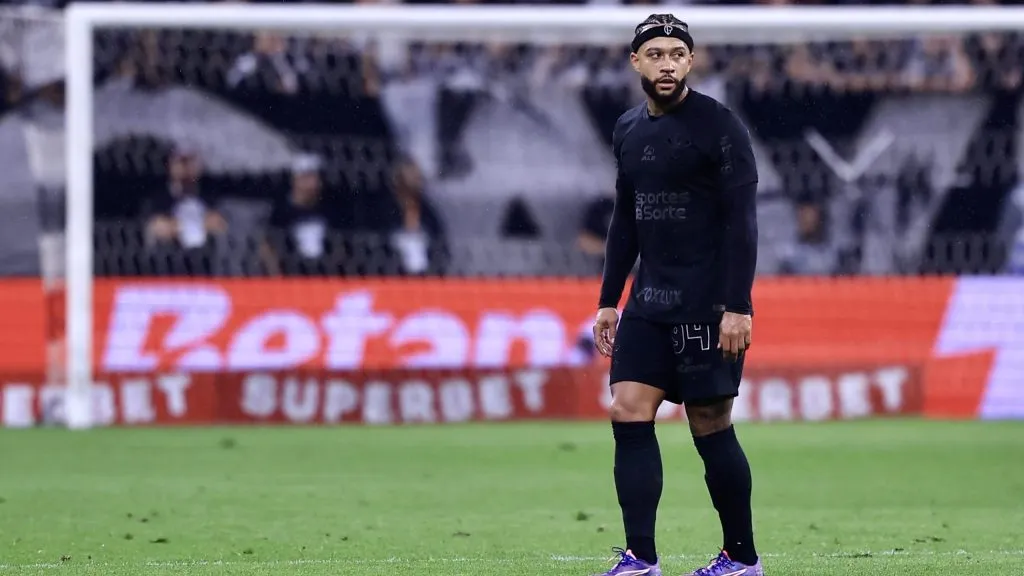 Memphis Depay durante partida. Foto: Marcello Zambrana/AGIF