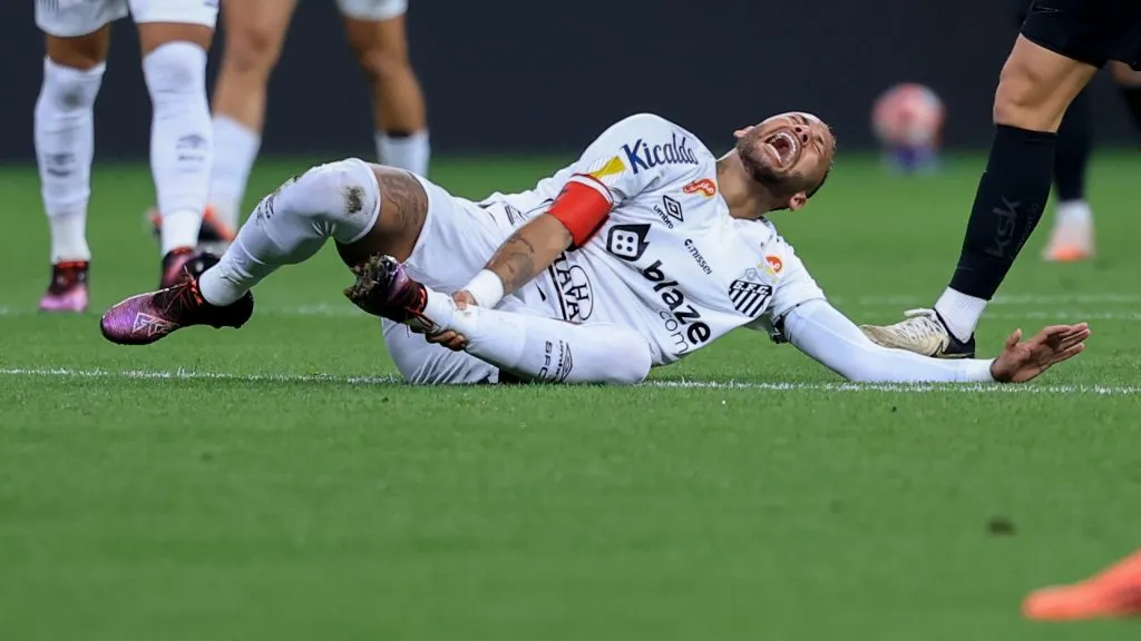 Neymar está se recuperando de lesão atualmente - Foto: Marcello Zambrana/AGIF.