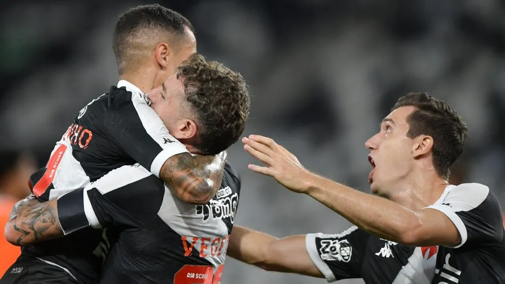 Coutinho abraçando Vegetti após marcar pelo Vasco na Copa do Brasil – Foto: Thiago Ribeiro/AGIF