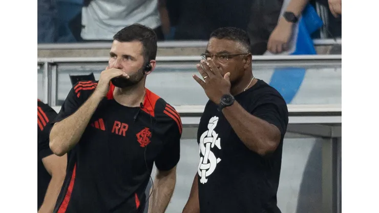 Roger técnico do Internacional durante partida contra o Grêmio no estádio Arena do Grêmio pelo campeonato Gaúcho 2025. Foto: Liamara Polli/AGIF