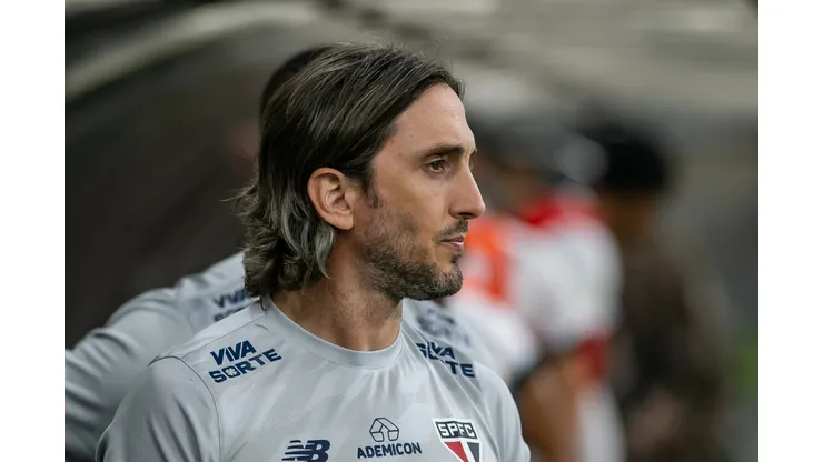 Luis Zubeldía técnico do São Paulo durante partida contra o Cruzeiro no estádio Mineirão pelo campeonato Brasileiro A 2024. Foto: Fernando Moreno/AGIF