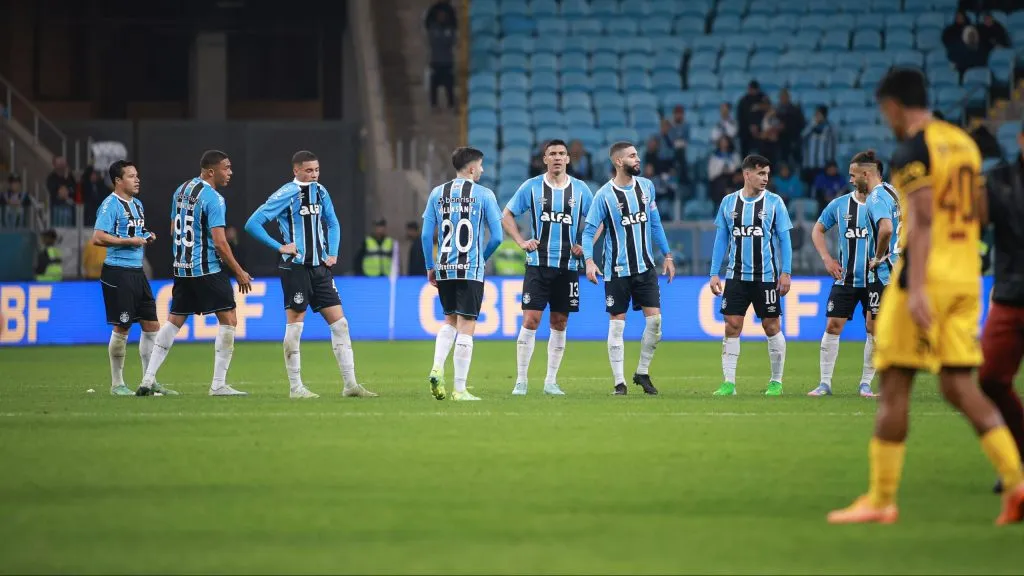 Jogadores do Gremio lamentam derrota ao final da partida contra o Sport no estadio Arena do Gremio pelo campeonato Brasileiro A 2025. Foto: Maxi Franzoi/AGIF
