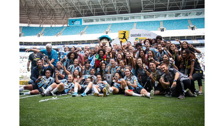 RS - Porto Alegre - 06/11/2022 - GAUCHAO FEMININO 2022, GREMIO X INTERNACIONAL - Jogadoras do Gremio comemoram titulo de campeao apos partida contra o Internacional no estadio Arena do Gremio pela decisao do campeonato Gaucho Feminino 2022. Foto: Maxi Franzoi/AGIF