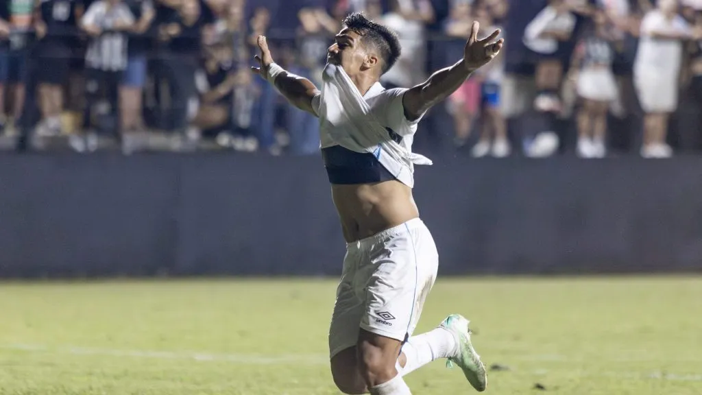 Arezo, jogador do Grêmio, comemora seu gol durante partida contra o Athletic, pela Copa do Brasil. Foto: Lucas Gabriel Cardoso/AGIF.