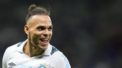 Braithwaite, jogador do Grêmio, comemora seu gol durante partida contra o Cruzeiro, pelo Campeonato Brasileiro de 2024. Foto: Gilson Lobo/AGIF.
