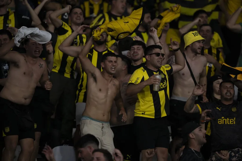 Torcida do Peñarol: desejo de participar do Gauchão – Foto: Jorge Rodrigues/AGIF