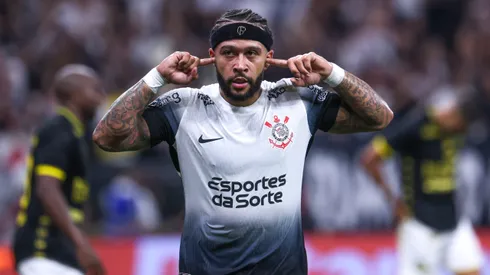 Memphis jogador do Corinthians comemora seu gol durante partida contra o São Bernardo. Foto: Marcello Zambrana/AGIF