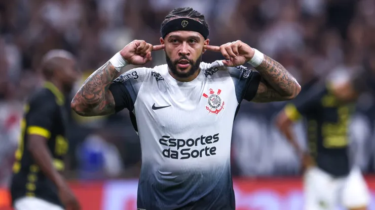 Memphis jogador do Corinthians comemora seu gol durante partida contra o São Bernardo. Foto: Marcello Zambrana/AGIF