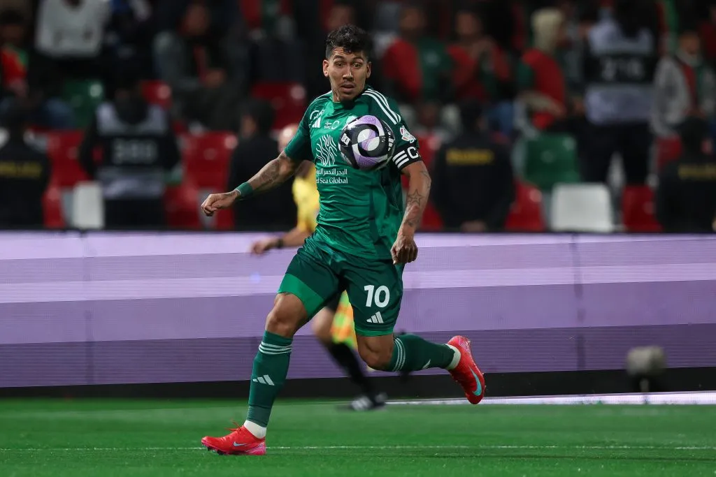 Roberto Firmino está vinculado ao Al Ahli - Foto: Yasser Bakhsh/Getty Images.