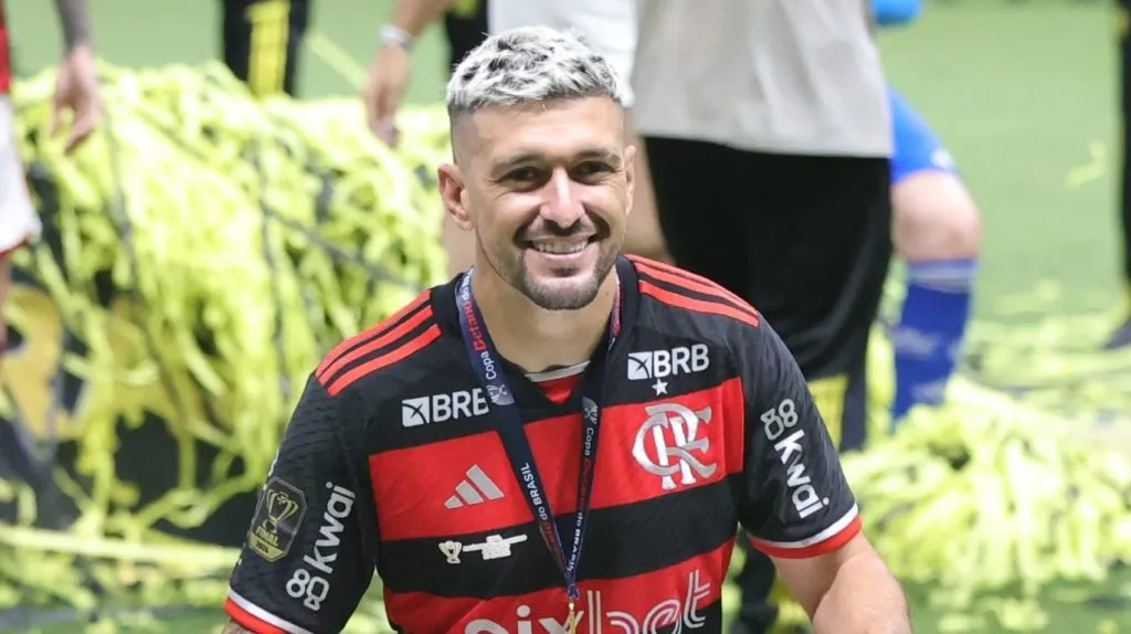 MG – BELO HORIZONTE – 10/11/2024 – COPA DO BRASIL 2024, ATLETICO X FLAMENGO – Jogador Arrascaeta do Flamengo comemora o T[itulo de Campeao com a taca da copa do Brasil ao final da partida contra o Atletico no estadio Arena MRV pelo campeonato Copa Do Brasil 2024. Foto: Gilson Lobo/AGIF