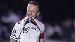 Rafinha, ex-jogador do São Paulo, comemorando gol marcado de penalti em decisao durante partida contra o Sport no estadio Morumbi pelo campeonato Copa do Brasil 2023. Foto: Ettore Chiereguini/AGIF