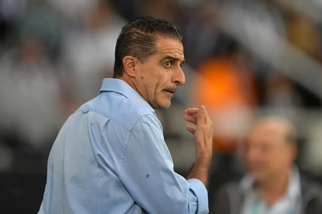 Renato Paiva pode influenciar uma saída ou permanência. Foto: Thiago Ribeiro/AGIF