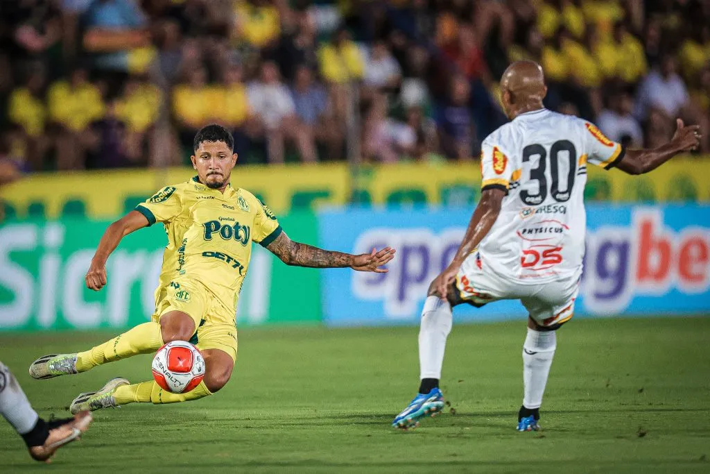 Yuri Lima jogador do Mirassol disputa lance com Waguininho jogador do Novorizontino – Foto: Pedro Zacchi/AGIF