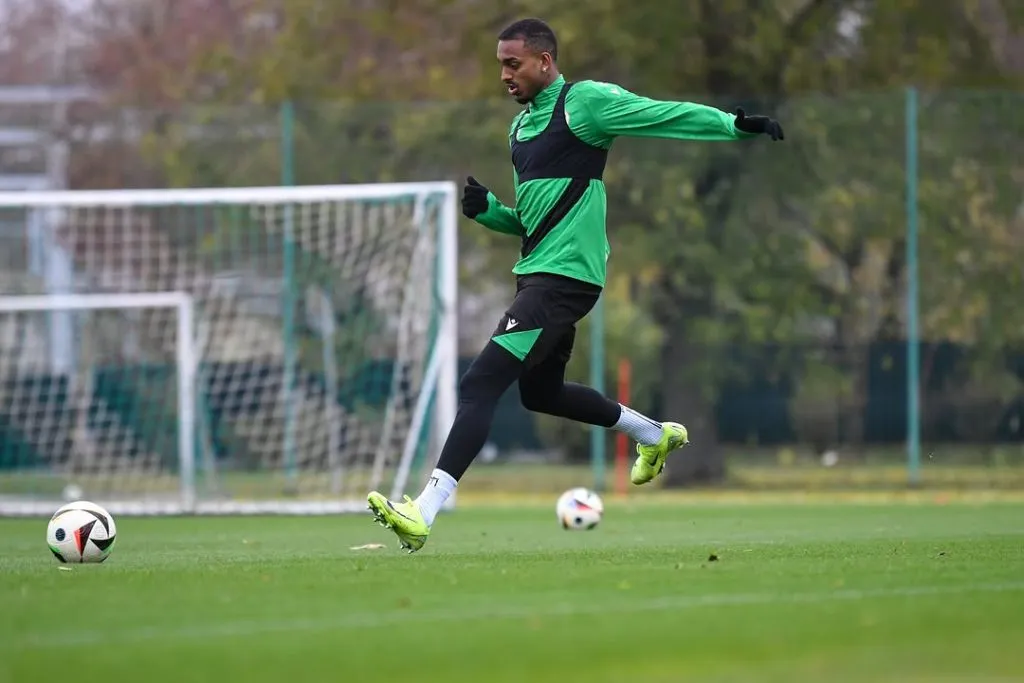 Raul Gustavo, atualmente no Ferencváros, ocupa uma nova posição em campo nos jogos do Campeonato Húngaro em 2025. Foto: Divulgação/Ferencváros