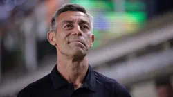 Pedro Caixinha acompanha equipe do Santos - Foto: Ettore Chiereguini/AGIF