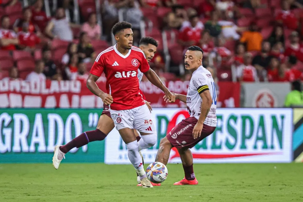 Victor Gabriel, destaque do Internacional durante partida contra o Caxias no estadio Beira-Rio pelo campeonato Gaucho 2025. Foto: Maxi Franzoi/AGIF