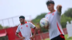 O Internacional pode sofrer desfalque de Victor Gabriel, defensor titular que se contundiu na final do Campeonato Gaucho