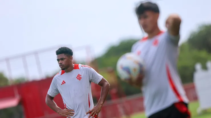 O Internacional pode sofrer desfalque de Victor Gabriel, defensor titular que se contundiu na final do Campeonato Gaucho