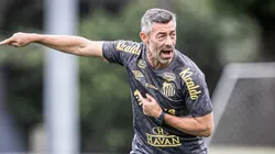Pedro Caixinha faz testes nos treinamentos - Foto: Raul Baretta/ Santos FC.