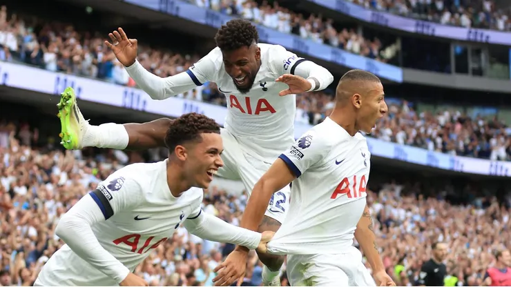 - Jogadores celebrando o gol do Tottenham