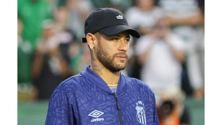 - Neymar jogador do Santos durante entrada em campo da equipe para aquecimento antes de partida amistosa contra o Coritiba no estádio Couto Pereira. Jogador não foi relacionado para a partida, mas viajou com a delegação para Curitiba. Foto: Robson Mafra/AGIF