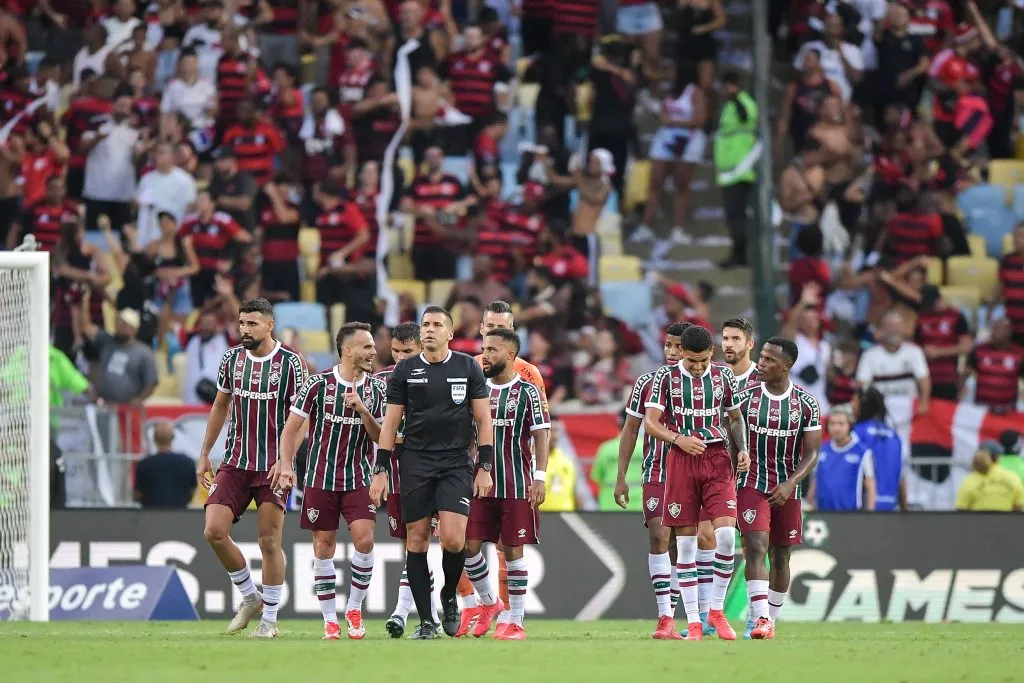 RJ – RIO DE JANEIRO – 16/03/2025 – CARIOCA 2025, FLAMENGO X FLUMINENSE – Jogadores do Fluminense reclamam com a arbitragem durante partida contra o Flamengo no estAdio Maracana pelo campeonato Carioca 2025. Foto: Thiago Ribeiro/AGIF