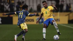 SP - Sao Paulo - 11/11/2021 - ELIMINATORIAS COPA DO MUNDO 2022, BRASIL X COLOMBIA - Alex Sandro jogador do Brasil disputa lance com Cuadrado jogador do Colombia durante partida no estadio Arena Corinthians pelo campeonato Eliminatorias Copa do Mundo 2022. Foto: Ettore Chiereguini/AGIF
