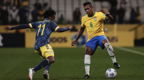 SP - Sao Paulo - 11/11/2021 - ELIMINATORIAS COPA DO MUNDO 2022, BRASIL X COLOMBIA - Alex Sandro jogador do Brasil disputa lance com Cuadrado jogador do Colombia durante partida no estadio Arena Corinthians pelo campeonato Eliminatorias Copa do Mundo 2022. Foto: Ettore Chiereguini/AGIF