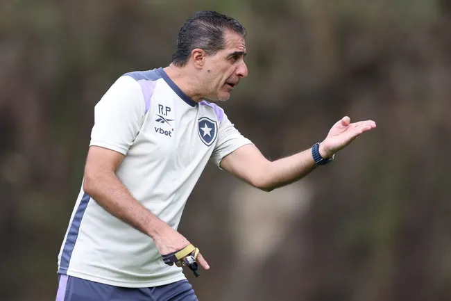 Renato Paiva em treino do Botafogo – Foto: Vitor Silva/Botafogo.