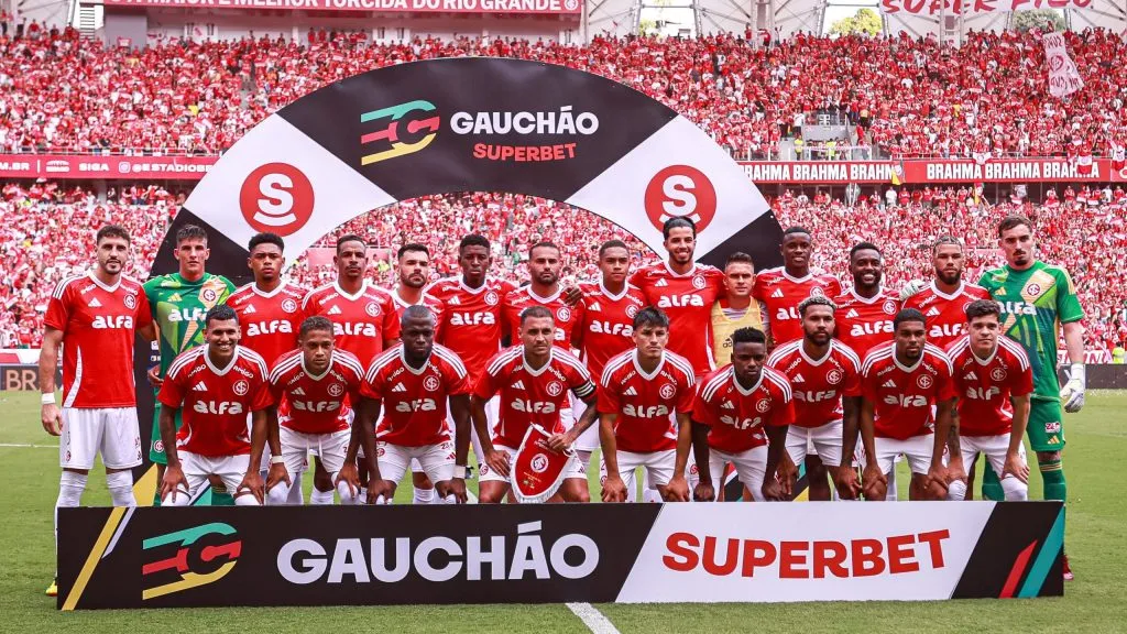 Jogadores do Internacional posam para foto antes na partida contra Grêmio no estádio Beira-Rio pelo campeonato Gaúcho 2025. Foto: Maxi Franzoi/AGIF