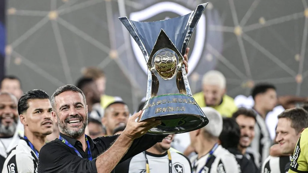 Artur Jorge técnico do Botafogo comemoram título de campeão durante cerimônia de premiação após vitoria contra o São Paulo em partida no estádio Engenhão pela decisão do campeonato Brasileiro A 2024. Foto: Thiago Ribeiro/AGIF