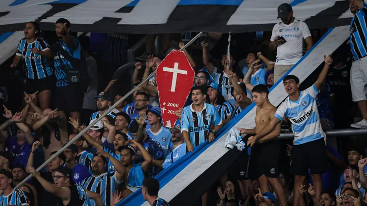 Torcida do Grêmio durante partida contra Internacional no estádio Arena do Grêmio pelo campeonato Gaúcho 2025.