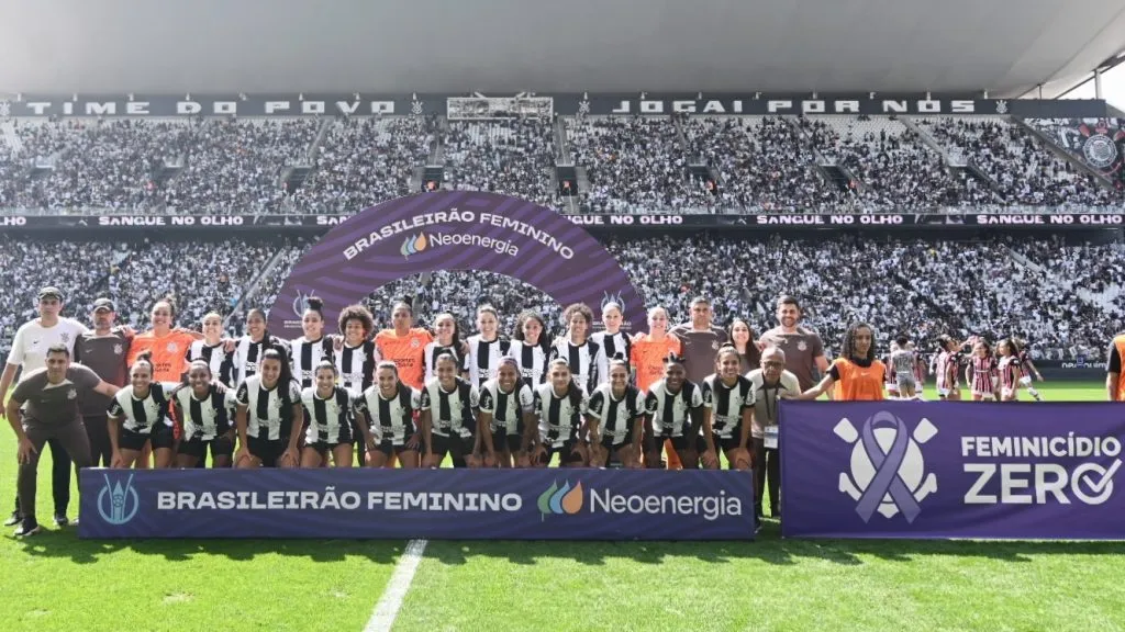 Jogadoras do Corinthians posam para foto antes na partida contra São Paulo no estádio Arena Corinthians pelo campeonato Brasileiro A Feminino 2024. Foto: Alan Morici/AGIF