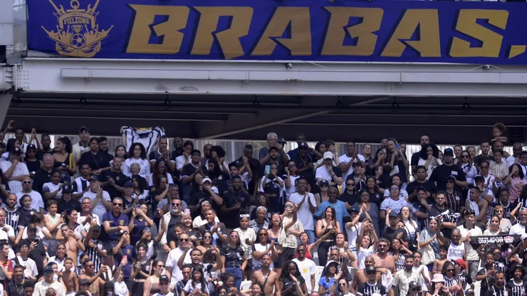 Torcida do Corinthians comemoram titulo durante partida contra o São Paulo no estádio Arena Corinthians pelo campeonato Brasileiro A Feminino 2024.