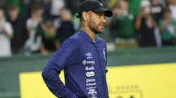 Neymar, jogador do Santos, durante entrada em campo da equipe para aquecimento antes de partida amistosa contra o Coritiba no estadio Couto Pereira. Jogador nao foi relacionado para a partida, mas viajou com a delegacao para Curitiba. Foto: Robson Mafra/AGIF
