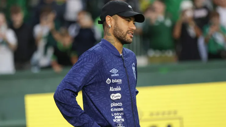 Neymar, jogador do Santos, durante entrada em campo da equipe para aquecimento antes de partida amistosa contra o Coritiba no estadio Couto Pereira. Jogador nao foi relacionado para a partida, mas viajou com a delegacao para Curitiba. Foto: Robson Mafra/AGIF