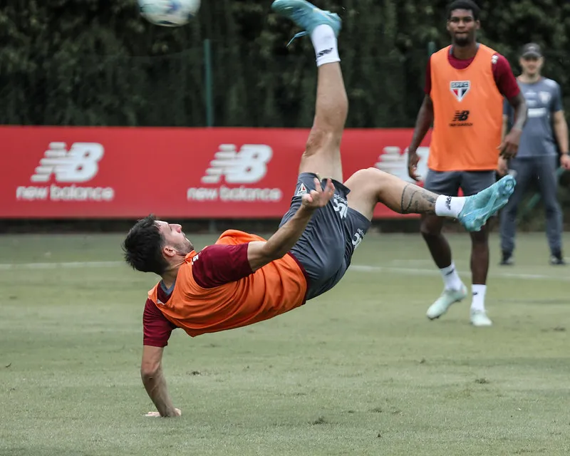 Calleri quase marca golaço durante treino do São Paulo. Foto: Erico Leonan/São Paulo FC