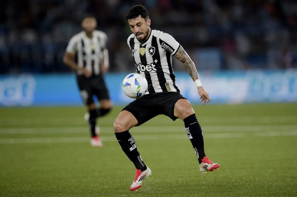 Alex Telles busca retorno à Seleção Brasileira – Foto: Alexandre Loureiro/AGIF
